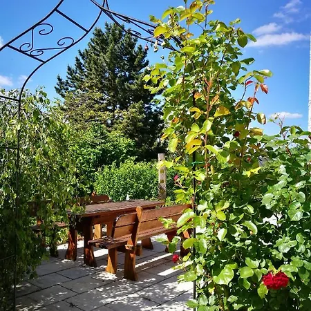 Apartment Mit Gartenblick *